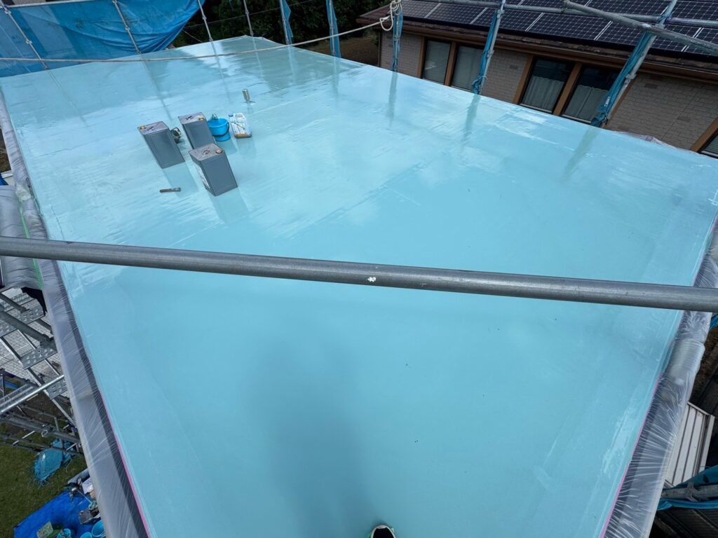 【屋上防水】<br />
ウレタン防水1層目<br />
（完了）